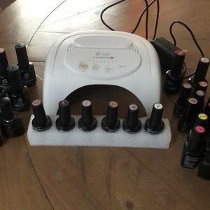 Beetles Gel polish kit with 26 polishes.